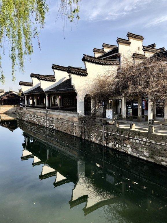 刚和他恋爱不到一星期，他和他前任睡了两次，还有我和他是异地，我该怎么办？原谅？分手？
